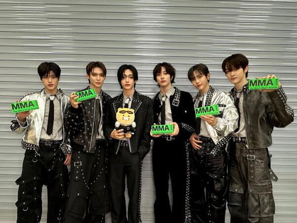 Top 10 / Global Rising Star / Best Group / Millions Top 10 / Kakaobank Everyone's Star